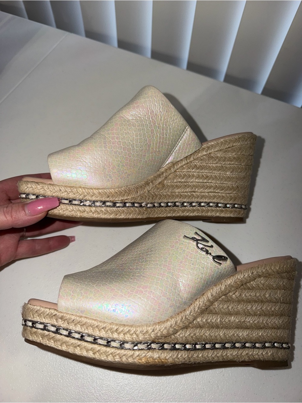 Karl Lagerfeld cream opalescent snake print Corissa wedge sandals size 8